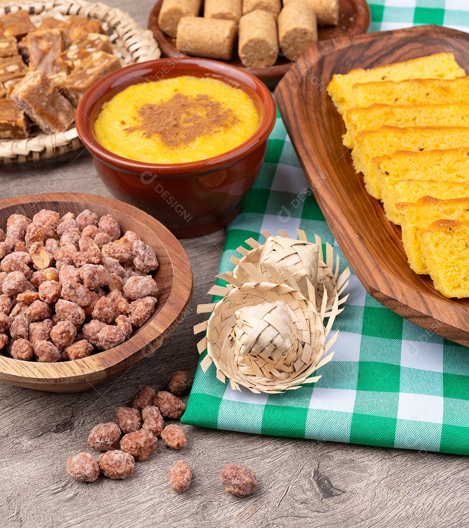 Comida típica do festival junino sobre fundo de pedra