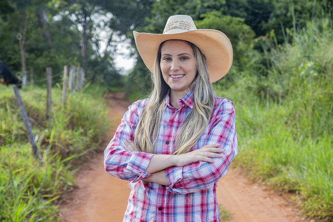 Linda mulher fazendeira sobre fazenda