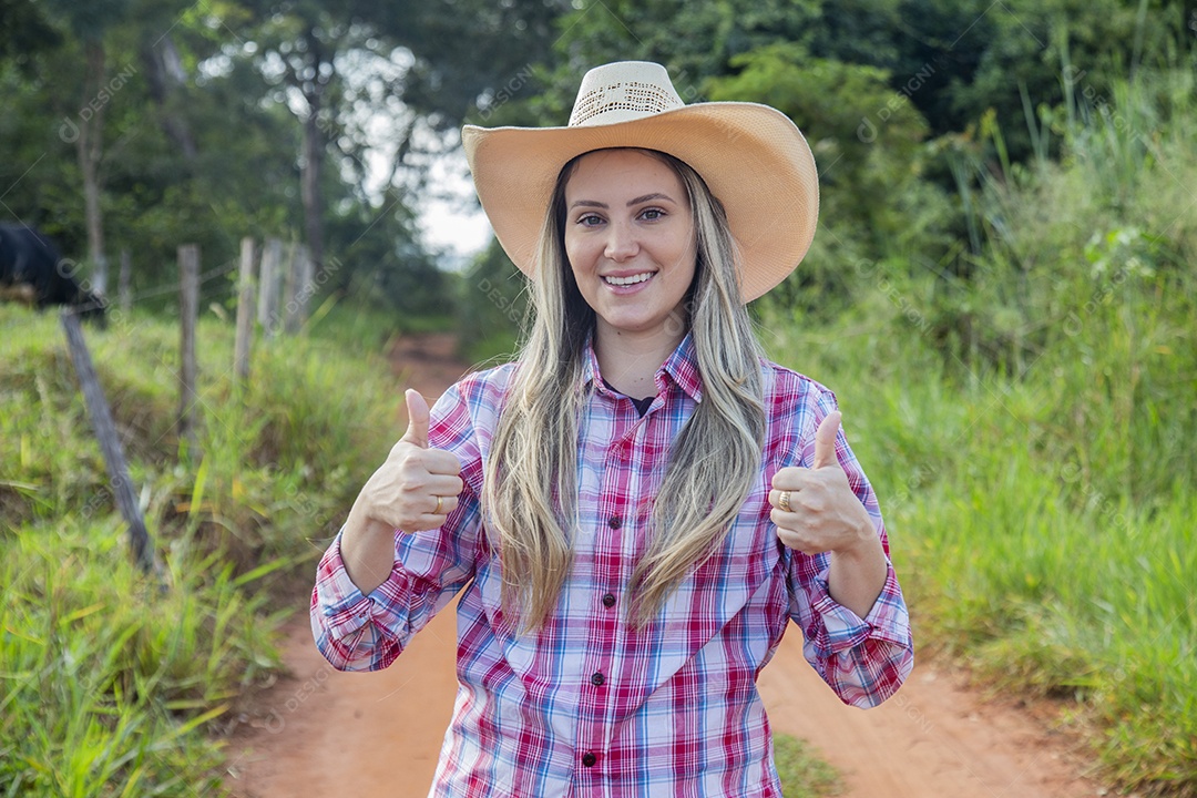 Linda mulher fazendeira sobre fazenda