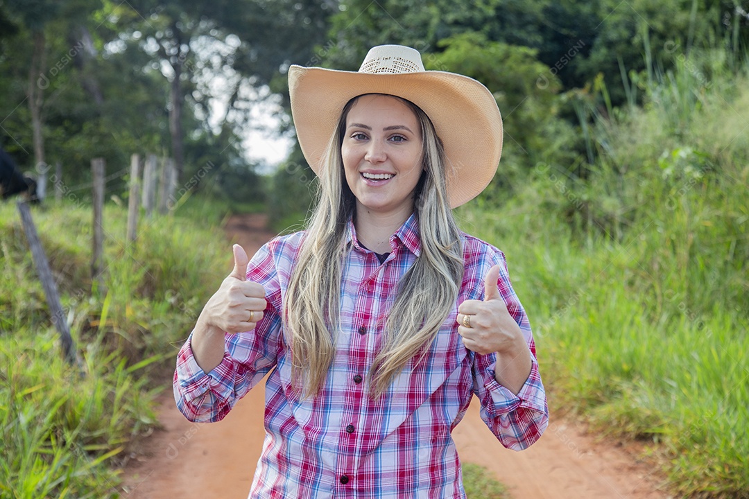 Linda mulher fazendeira sobre fazenda