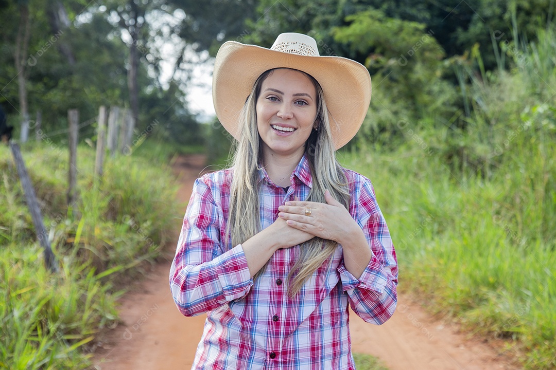 Linda mulher fazendeira sobre fazenda