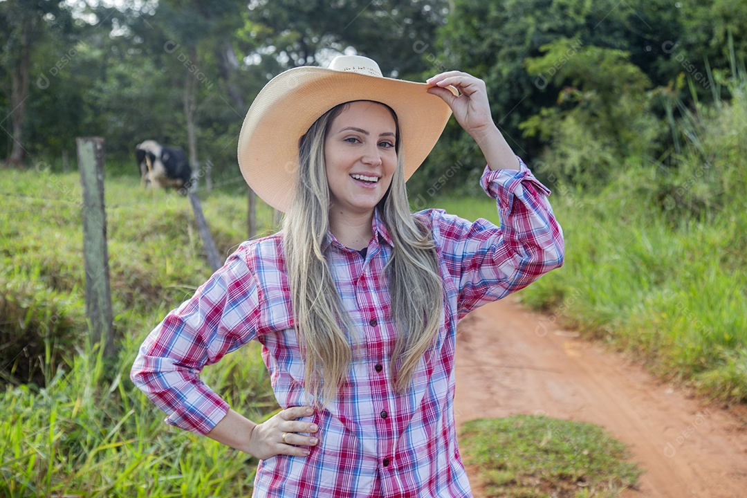 Linda mulher fazendeira sobre fazenda
