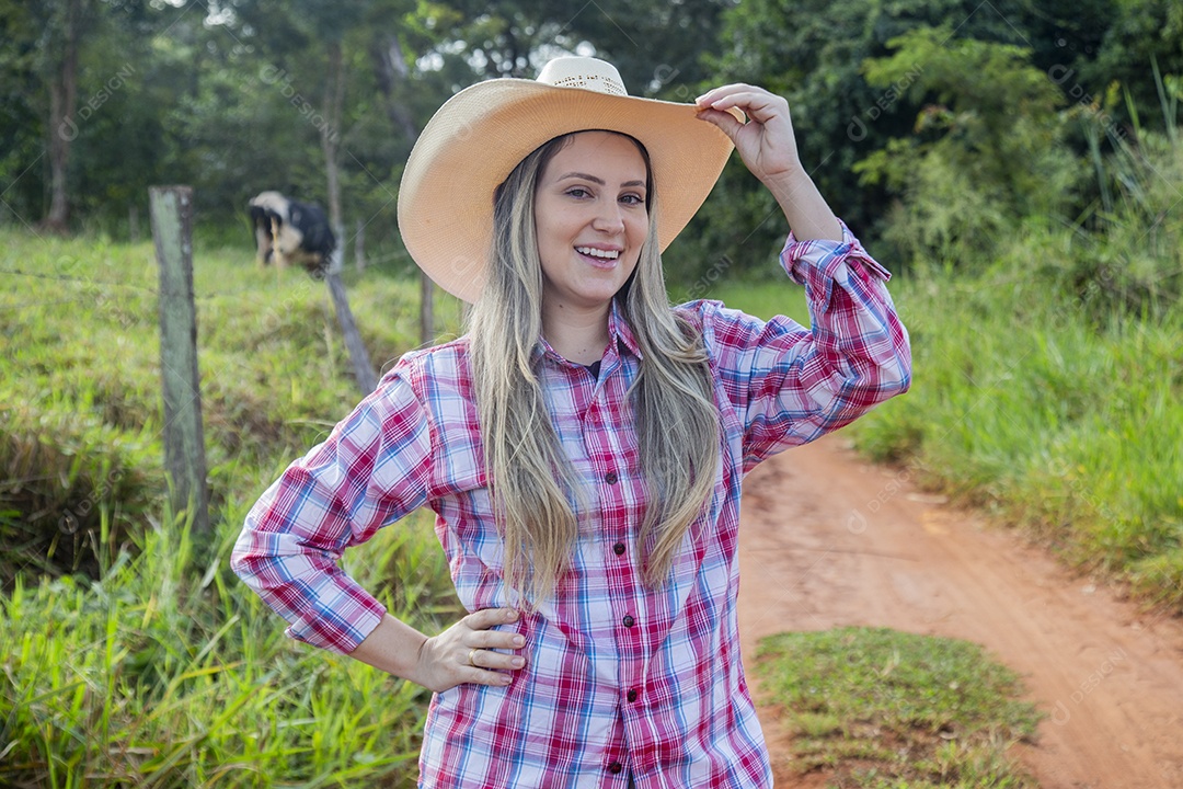 Linda mulher fazendeira sobre fazenda