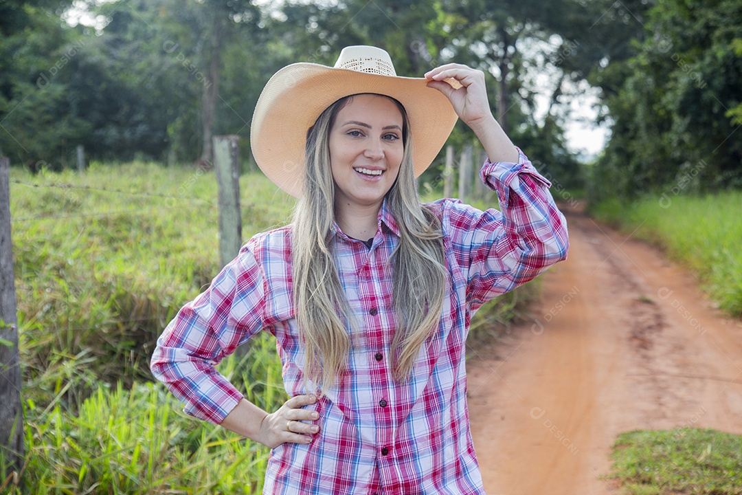 Linda mulher fazendeira sobre fazenda