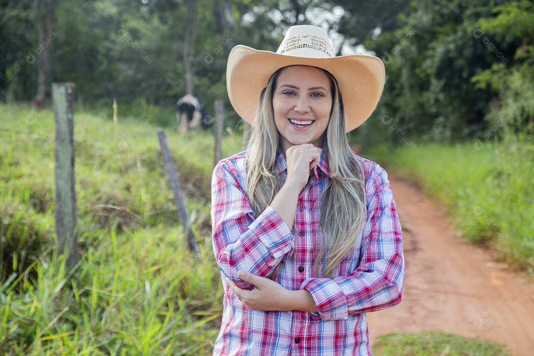 Linda mulher fazendeira sobre fazenda
