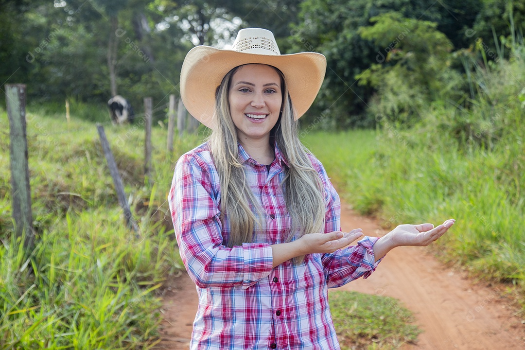 Linda mulher fazendeira sobre fazenda