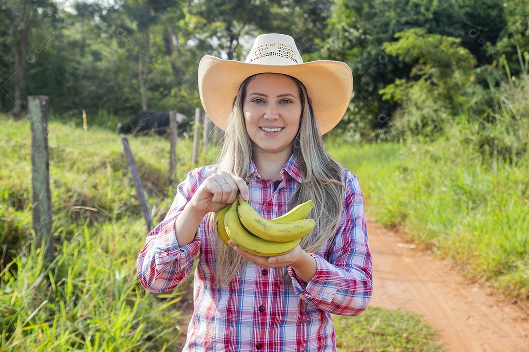 Linda mulher fazendeira sobre fazenda