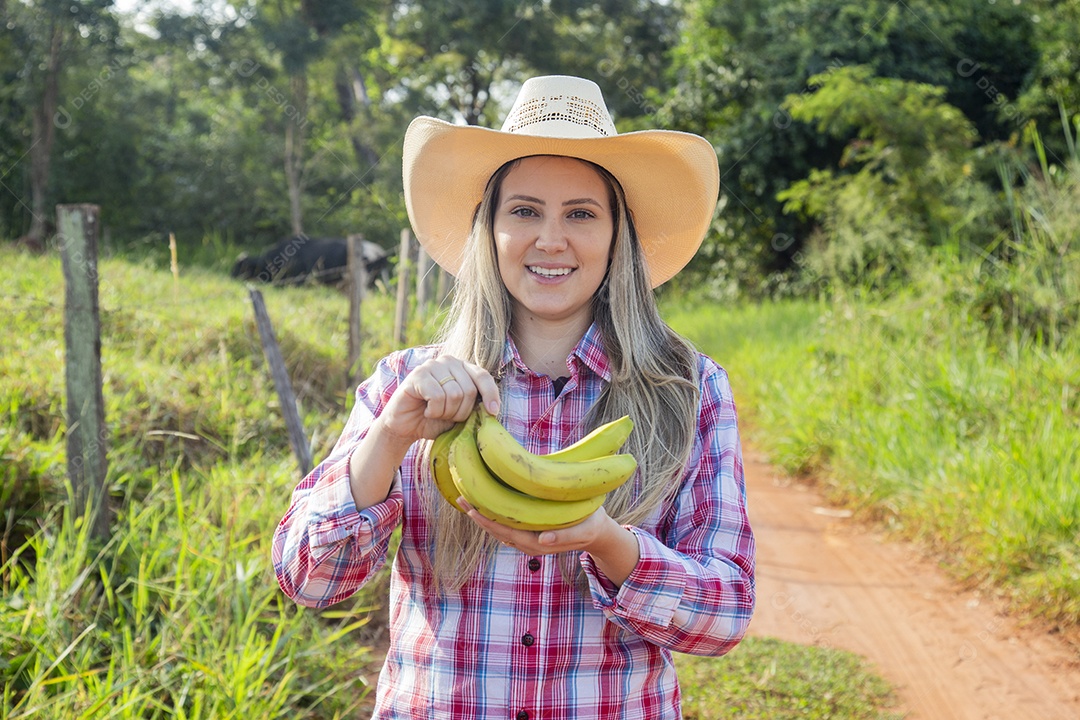 Linda mulher fazendeira sobre fazenda