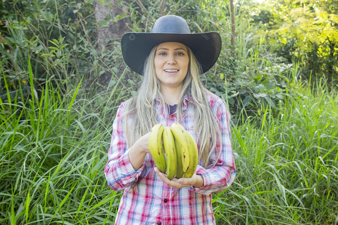 Linda mulher fazendeira sobre fazenda