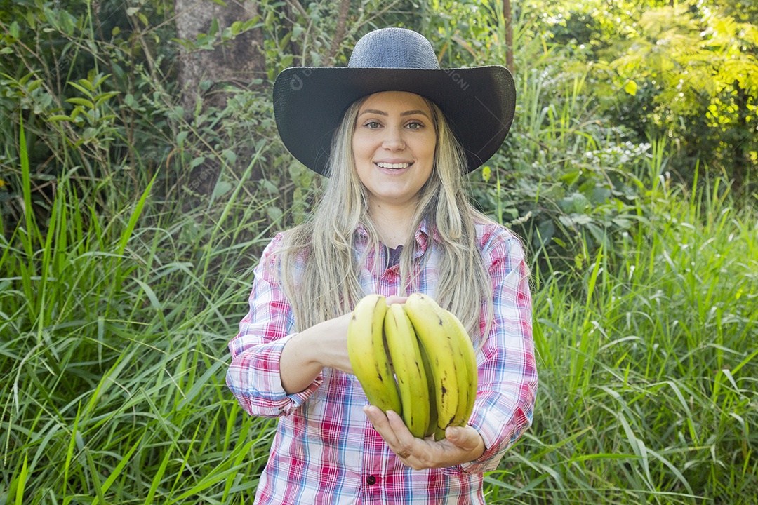 Linda mulher fazendeira sobre fazenda