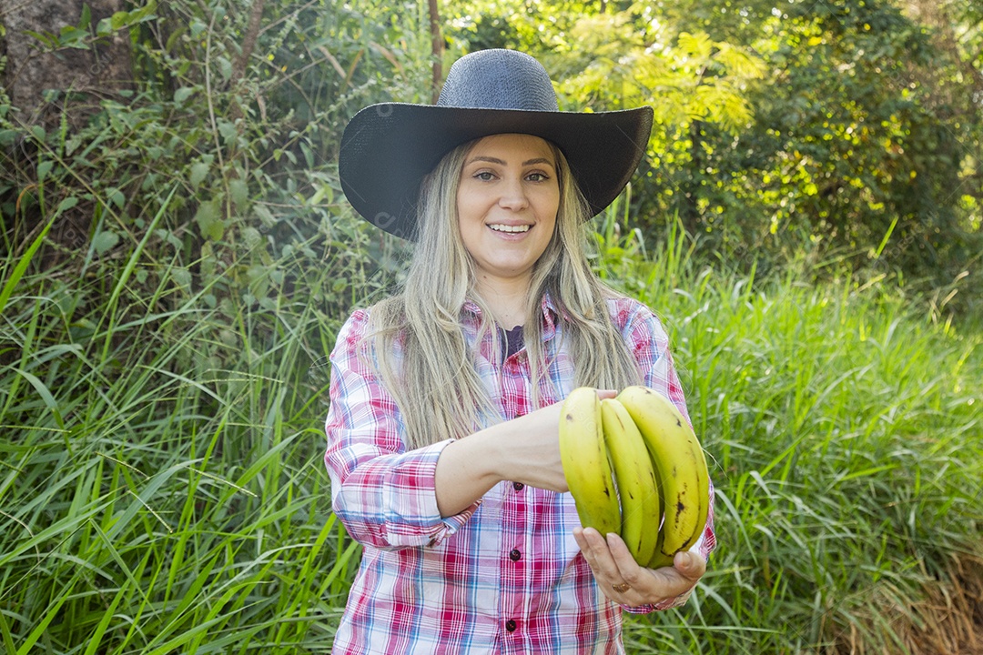 Linda mulher fazendeira sobre fazenda