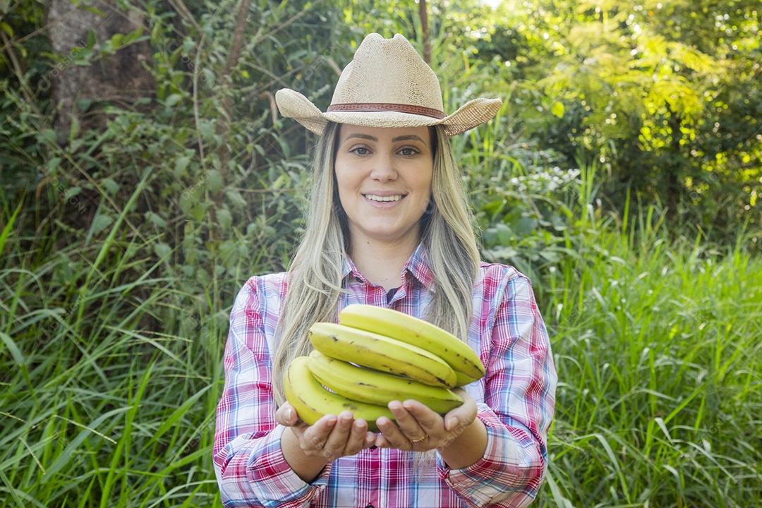 Linda mulher fazendeira sobre fazenda
