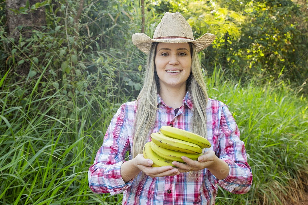 Linda mulher fazendeira sobre fazenda