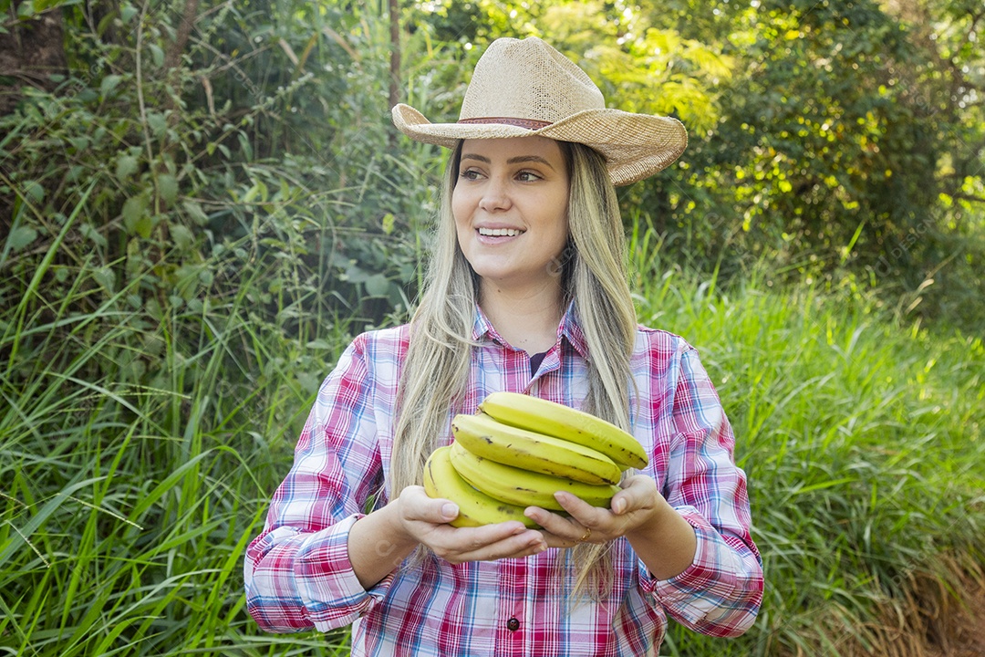 Linda mulher fazendeira sobre fazenda