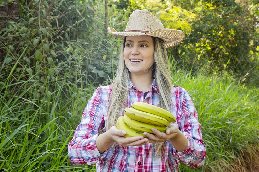 Linda mulher fazendeira sobre fazenda