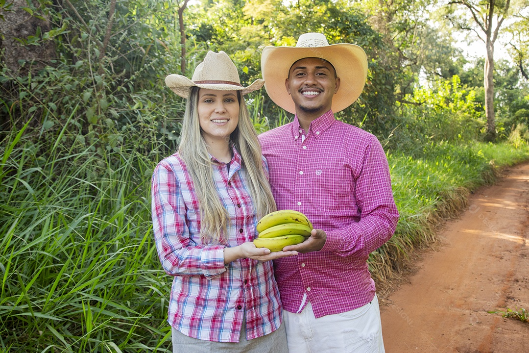 Casal jovens sobre fazenda