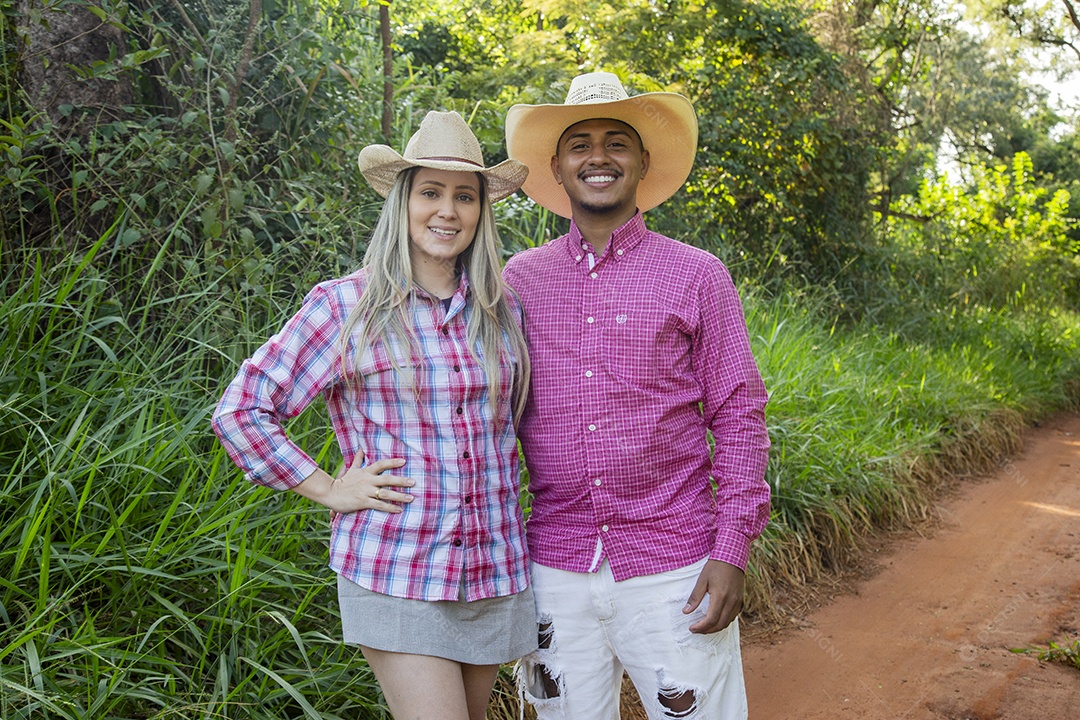 Lindo casal felizes sorridentes sobre fazenda
