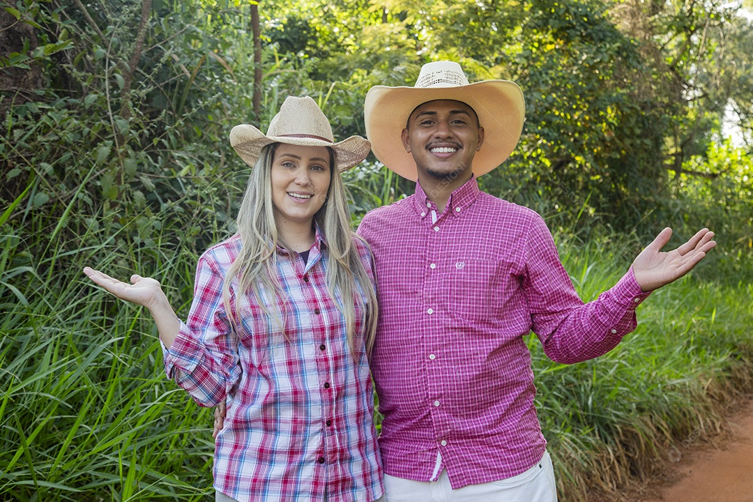 Lindo casal felizes sorridentes sobre fazenda