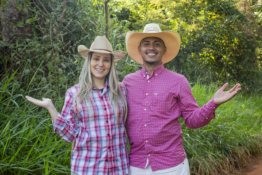 Lindo casal felizes sorridentes sobre fazenda