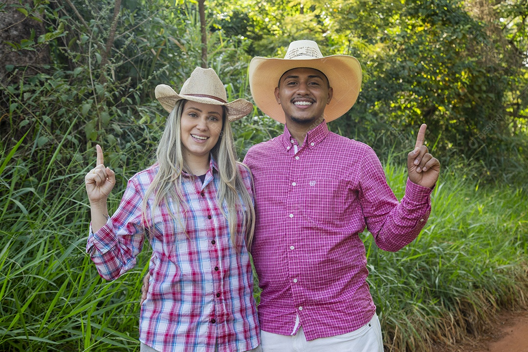 Lindo casal felizes sorridentes sobre fazenda