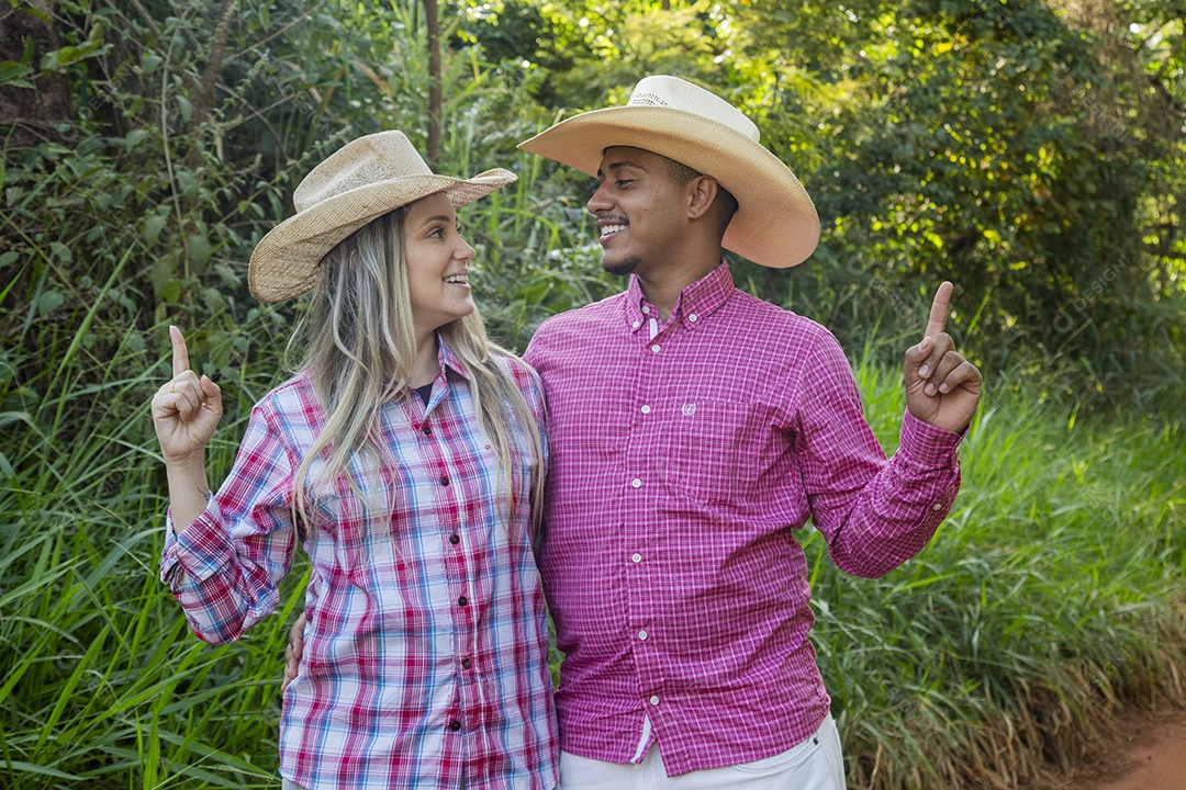 Lindo casal felizes sorridentes sobre fazenda