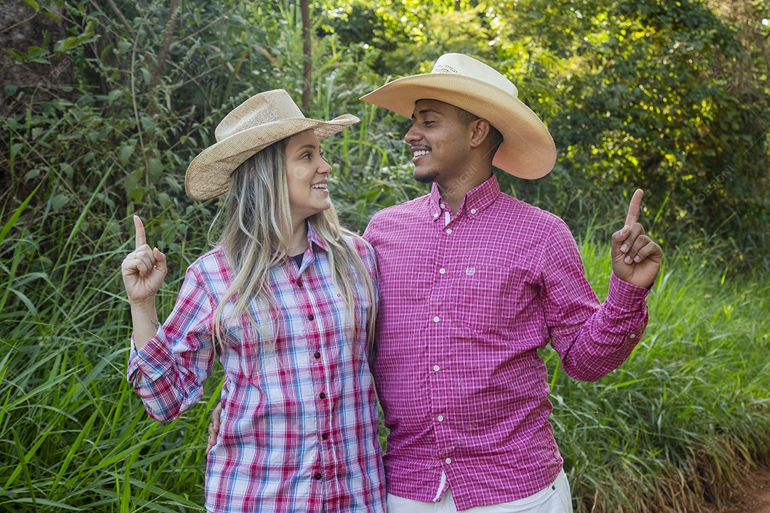 Lindo casal felizes sorridentes sobre fazenda