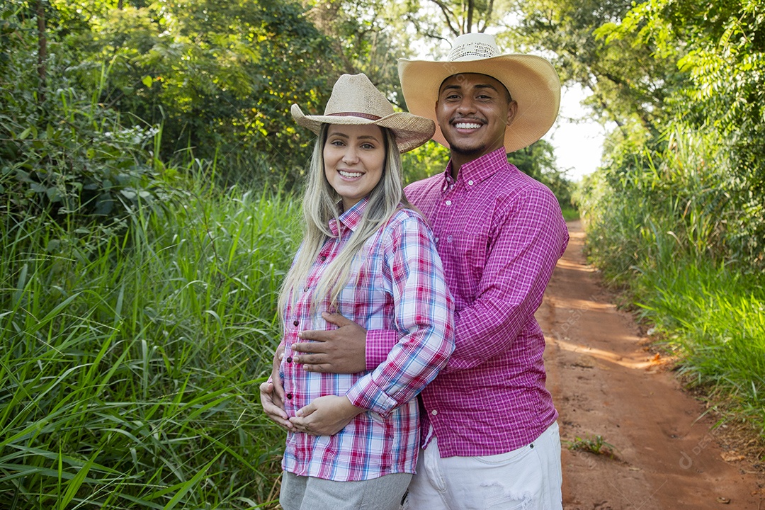 Lindo casal felizes sorridentes sobre fazenda