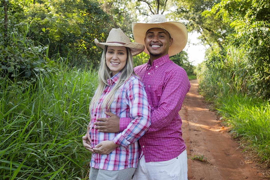 Lindo casal felizes sorridentes sobre fazenda