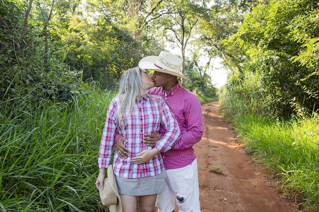 Lindo casal felizes sorridentes sobre fazenda
