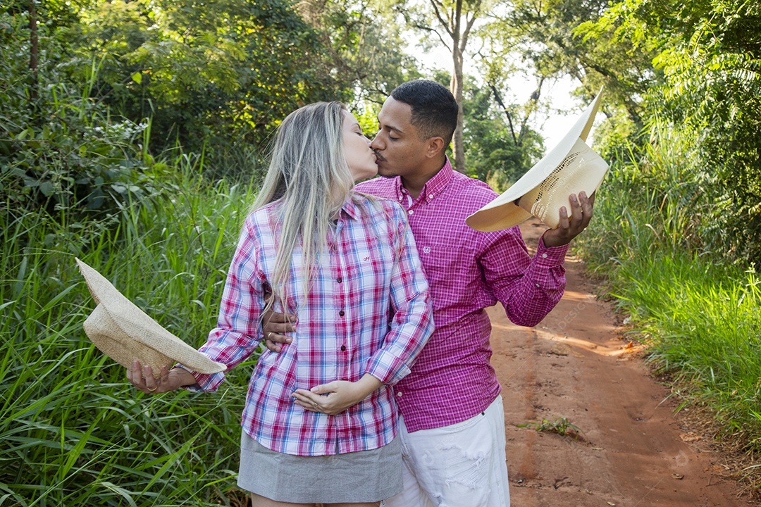 Lindo casal felizes sorridentes sobre fazenda