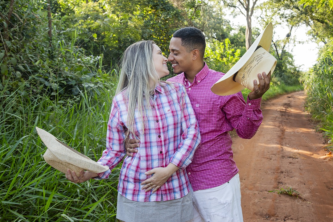 Lindo casal felizes sorridentes sobre fazenda