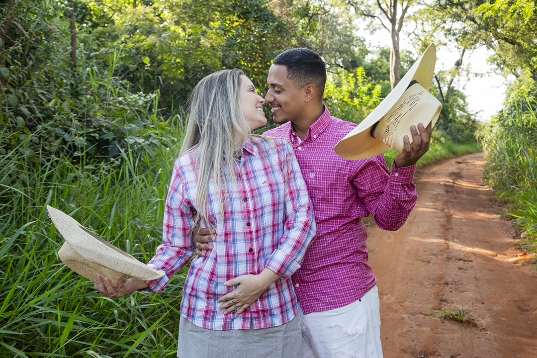 Lindo casal felizes sorridentes sobre fazenda