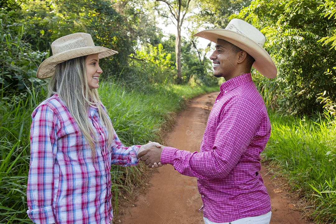 Lindo casal felizes sorridentes sobre fazenda