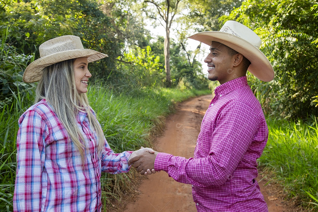Lindo casal felizes sorridentes sobre fazenda