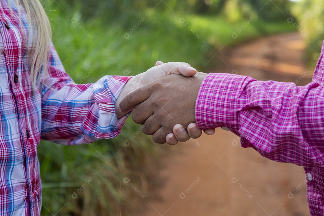 Lindo casal felizes sorridentes sobre fazenda