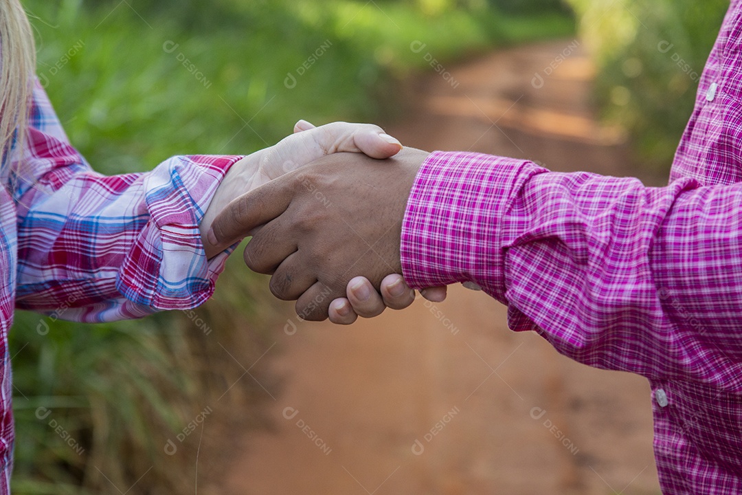 Lindo casal felizes sorridentes sobre fazenda