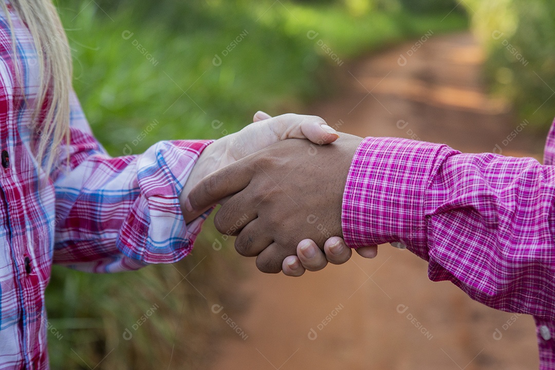Lindo casal felizes sorridentes sobre fazenda