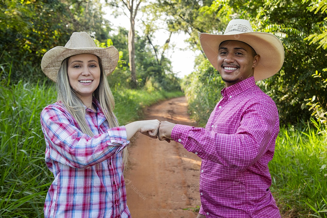 Lindo casal felizes sorridentes sobre fazenda
