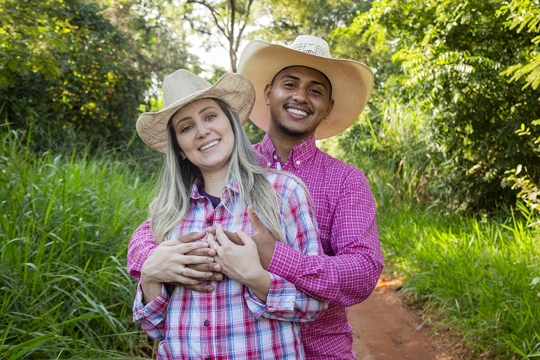 Lindo casal felizes sorridentes sobre fazenda