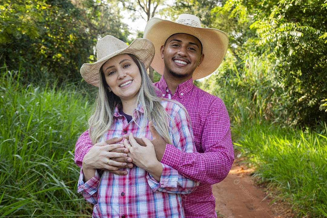 Lindo casal felizes sorridentes sobre fazenda