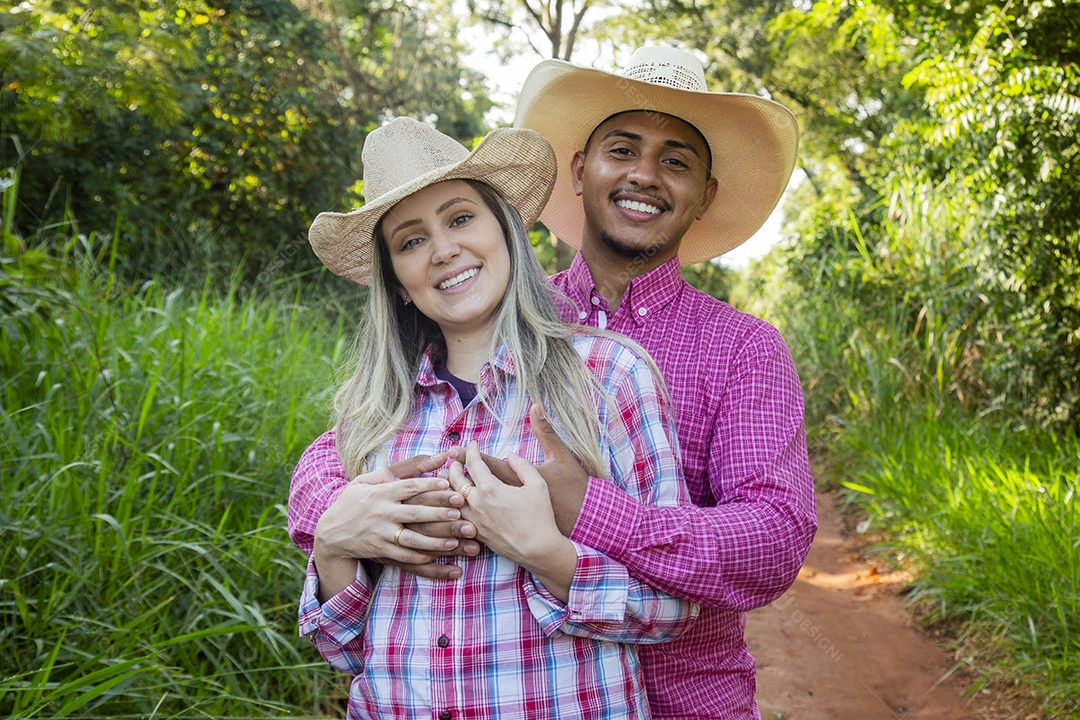 Lindo casal felizes sorridentes sobre fazenda