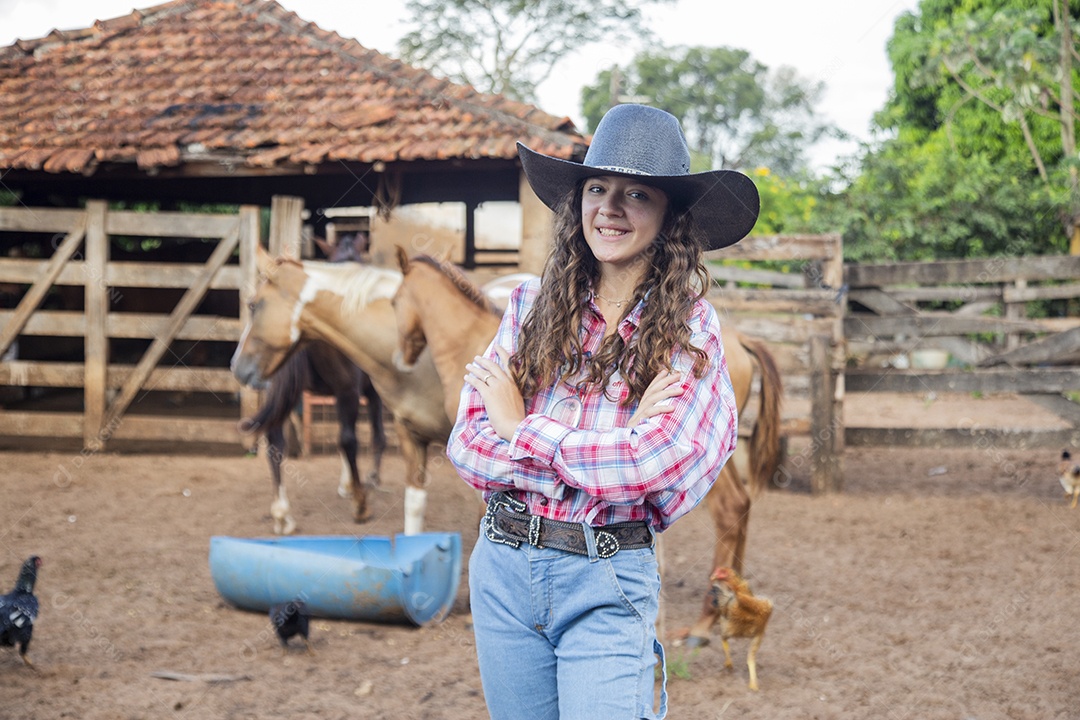 Menina jovem sobre fazenda