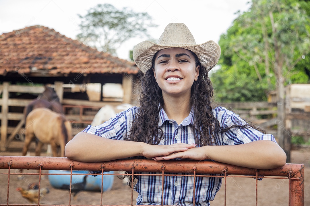 Menina jovem sobre fazenda