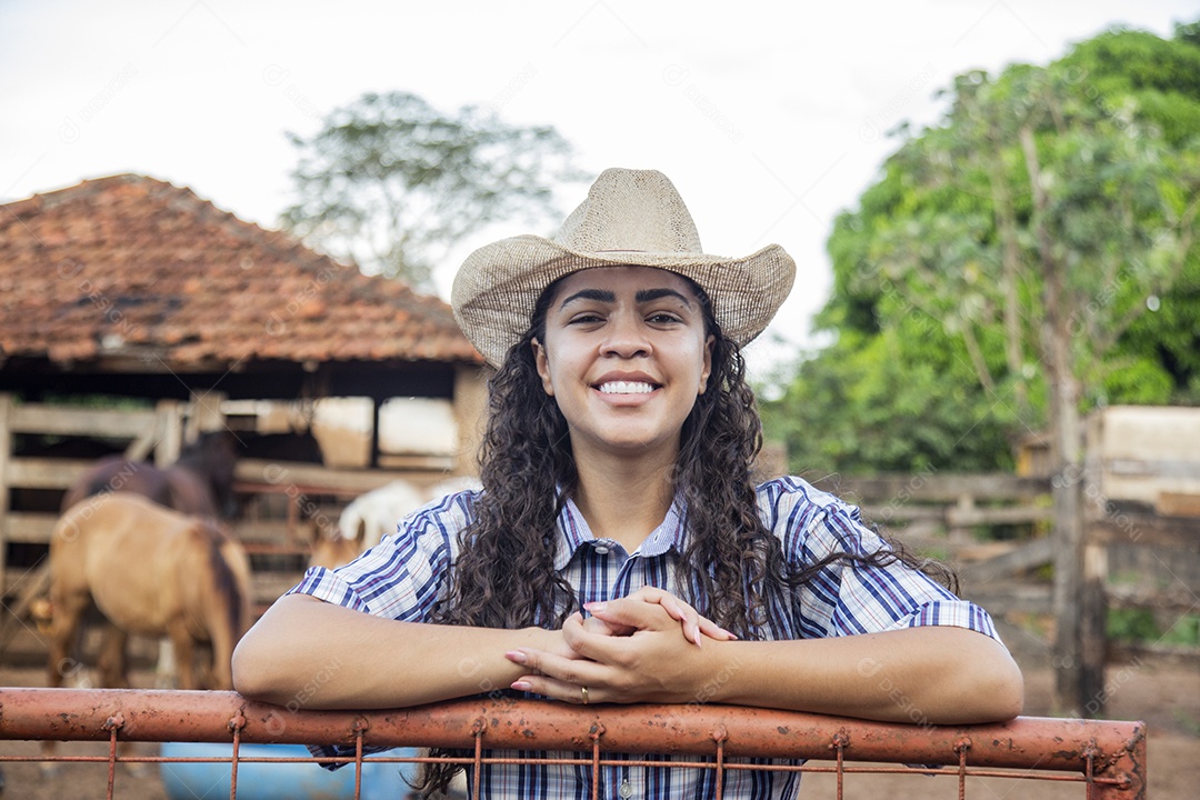 Menina jovem sobre fazenda