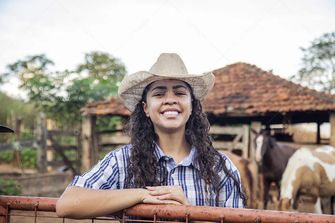 Menina jovem sobre fazenda
