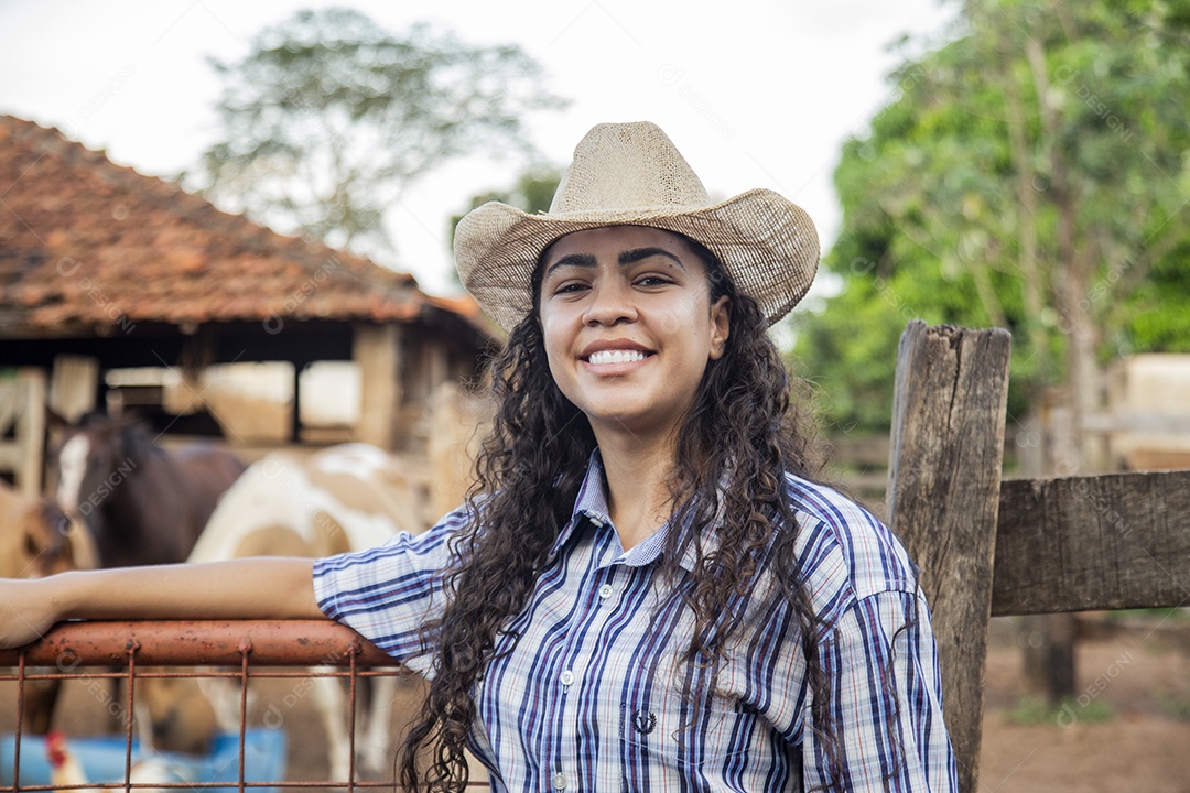 Menina jovem sobre fazenda