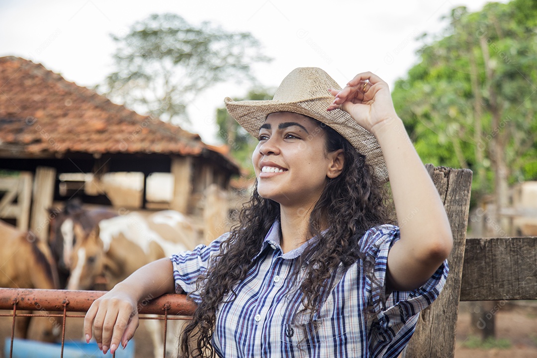 Menina jovem sobre fazenda