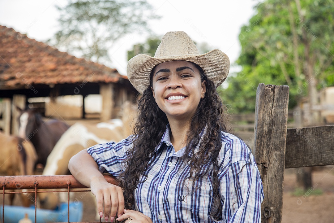 Menina jovem sobre fazenda