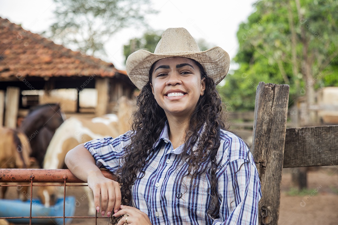Menina jovem sobre fazenda