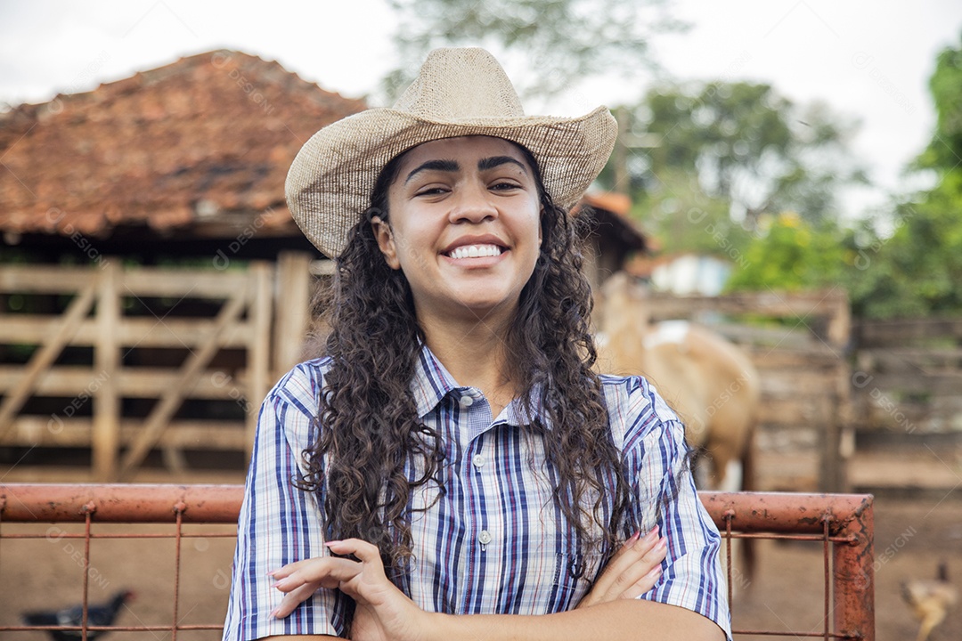 Menina jovem sobre fazenda